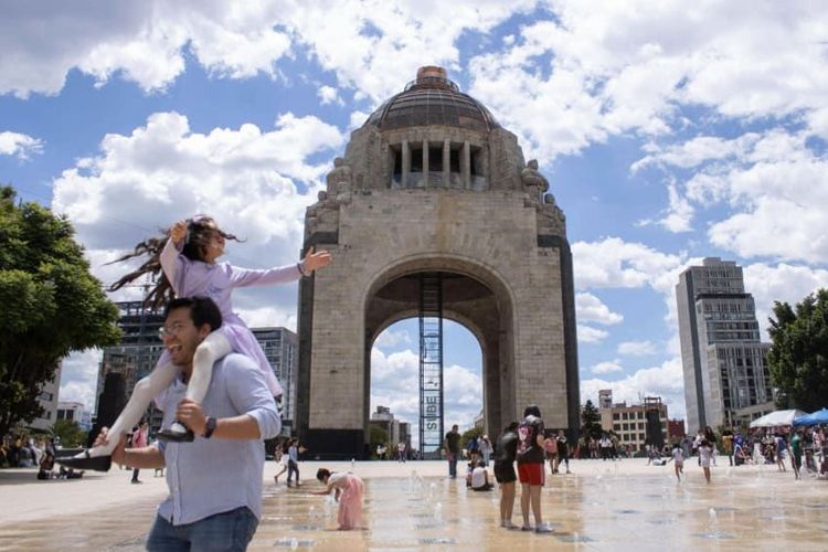 1095046_Cotidiana-Familias-Monumento-a-la-Revolucion_impreso-1.jpg
